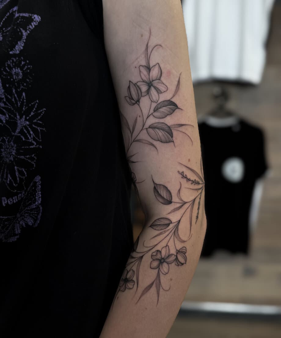 Grafik-Tattoo Blumen — femininer Stil — Kisha Tattoo München