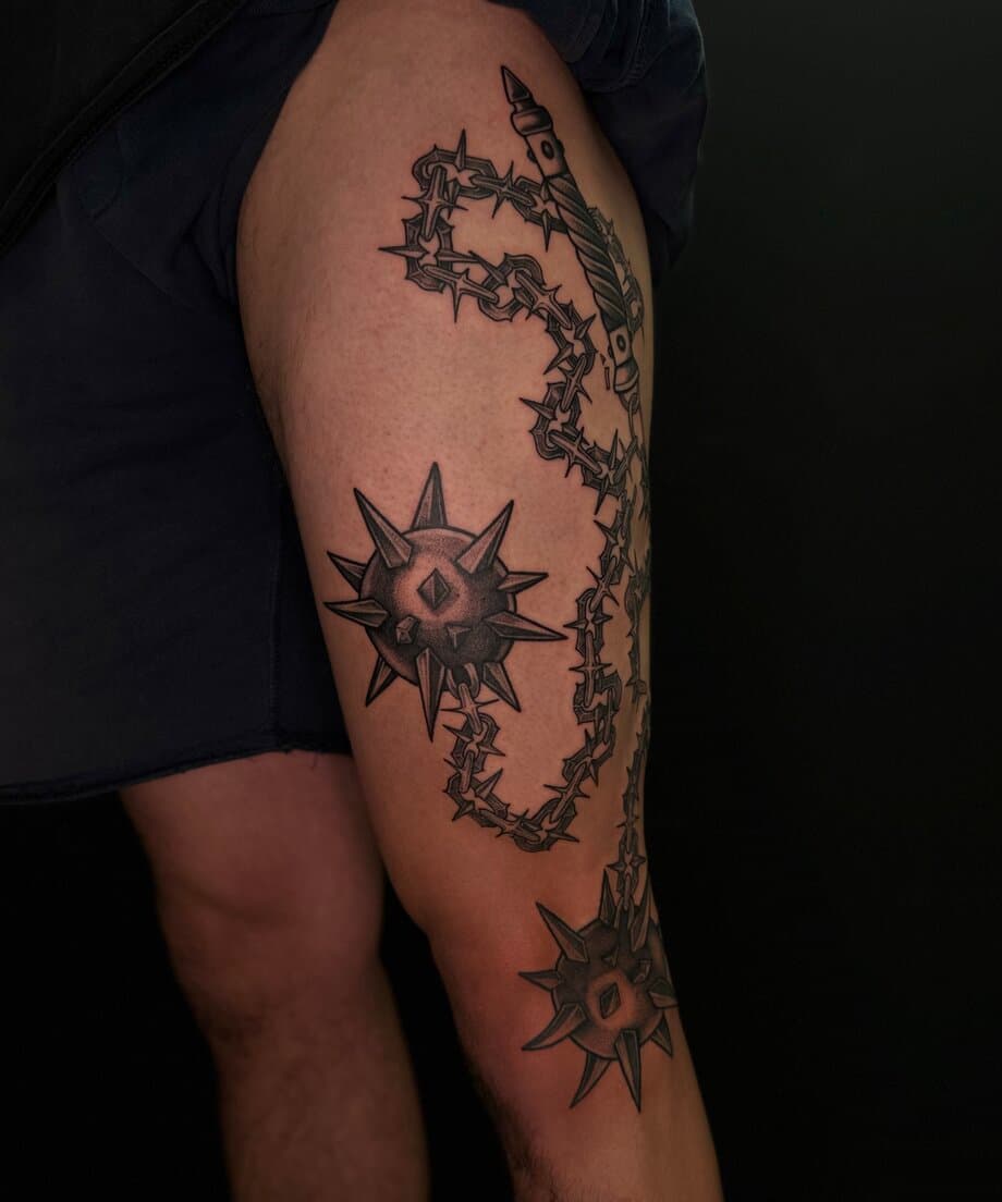 Grafik-Tattoo Keule am Bein — großformatiges Tattoo München — Kisha