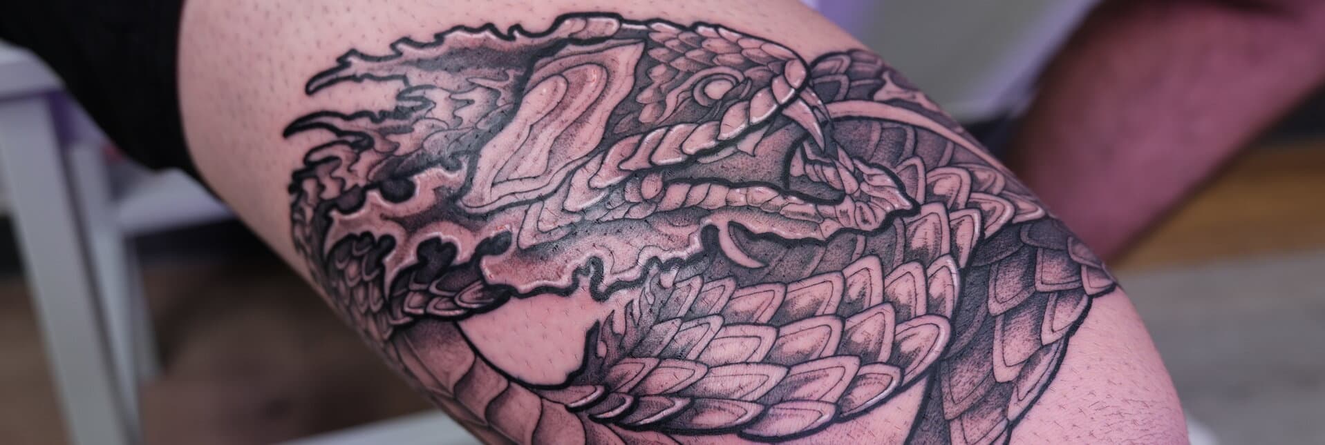Japanische Schlange Knie Tattoo München — KishaTattoo